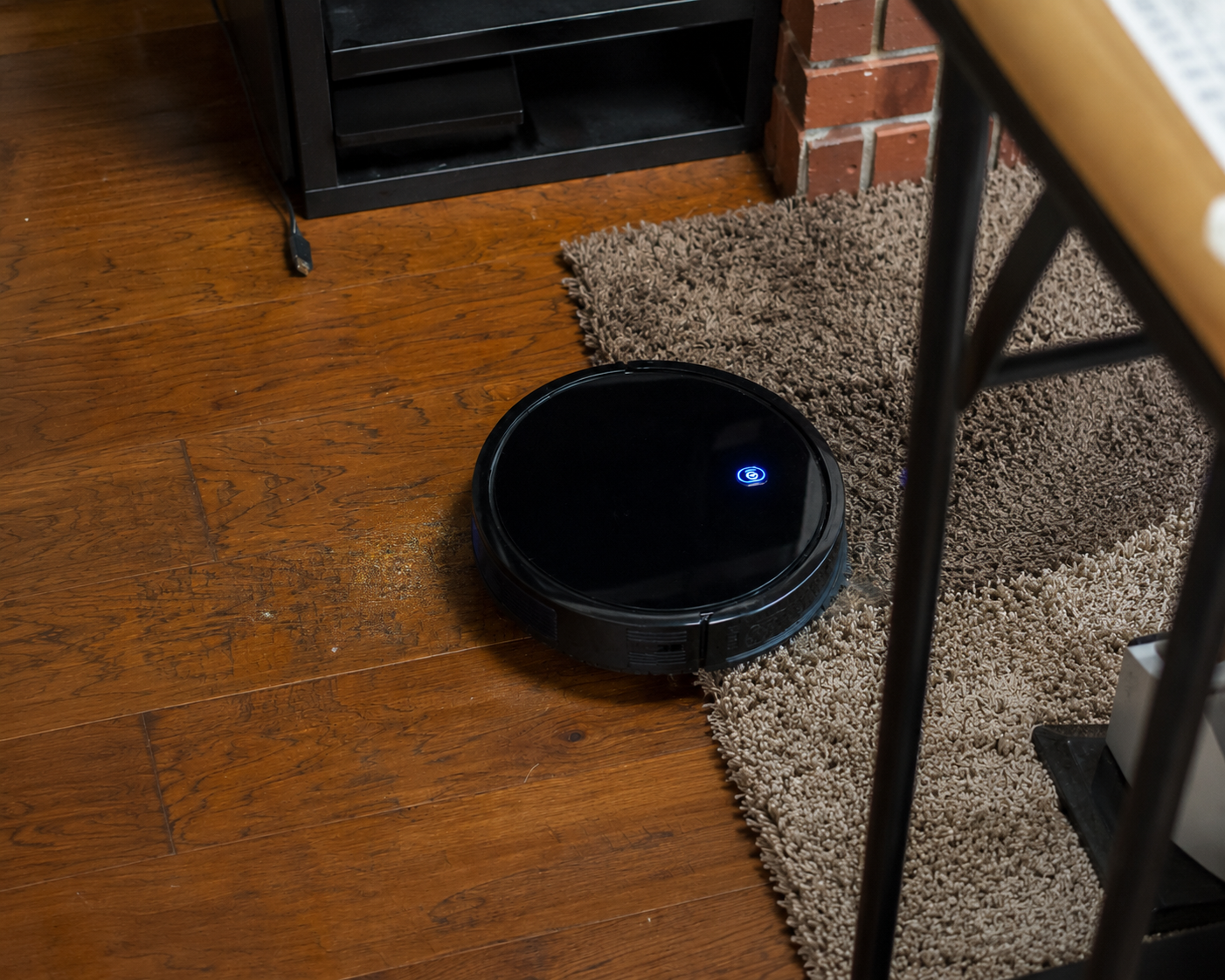 Roborock Qrevo CurvX 22000Pa suction handles long hair pet fur cat litter food crumbs on hardwood